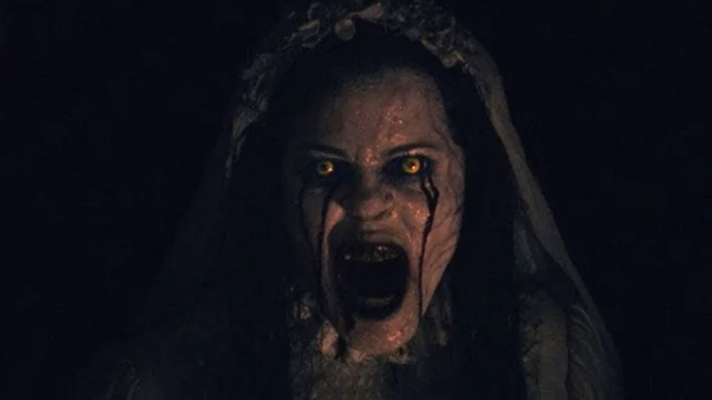 cena escura de A Maldição da Chorona, filme de terror sobrenatural com atmosfera sombria e sustos constantes.