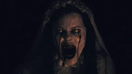 A Maldição da Chorona chegou à HBO Max e é o tipo de terror que você não deveria ver sozinho no escuro cena escura de A Maldição da Chorona, filme de terror sobrenatural com atmosfera sombria e sustos constantes.