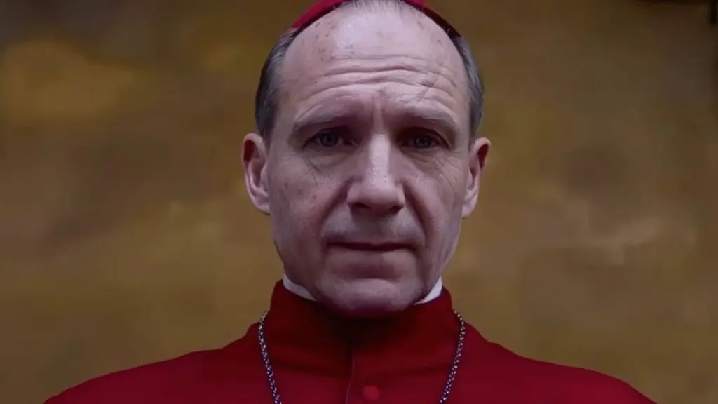 Ralph Fiennes em cena de Conclave, suspense ambientado no Vaticano sobre a escolha de um novo papa e segredos que ameaçam a Igreja.