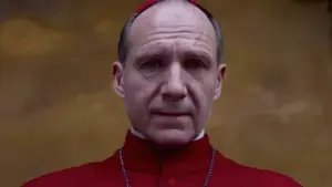Ralph Fiennes em cena de Conclave, suspense ambientado no Vaticano sobre a escolha de um novo papa e segredos que ameaçam a Igreja.