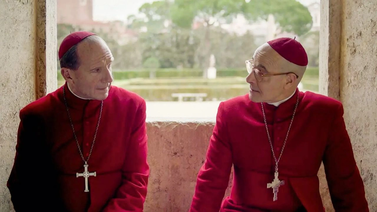 Conclave Ralph Fiennes em cena de Conclave, suspense ambientado no Vaticano sobre a escolha de um novo papa e segredos que ameaçam a Igreja.