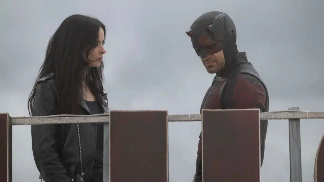 Demolidor: Renascido Matt Murdock em cena tensa de Demolidor: Renascido, em episódio marcado por confronto com Fisk e explosão no porto.