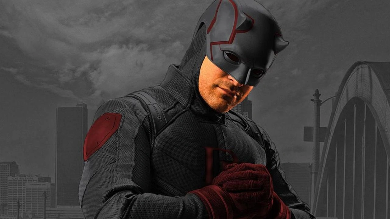 Matt Murdock em cena tensa de Demolidor: Renascido, em episódio marcado por confronto com Fisk e explosão no porto. Matt Murdock em cena tensa de Demolidor: Renascido, em episódio marcado por confronto com Fisk e explosão no porto.