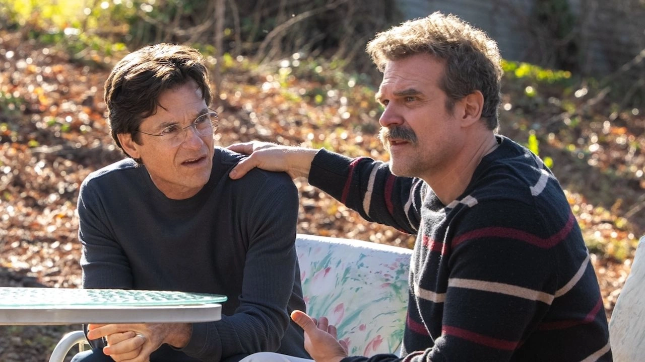 DTF St. Louis Jason Bateman e David Harbour em cena de DTF St. Louis no episódio 6, em capítulo marcado por humilhação, segredo e novas dúvidas.