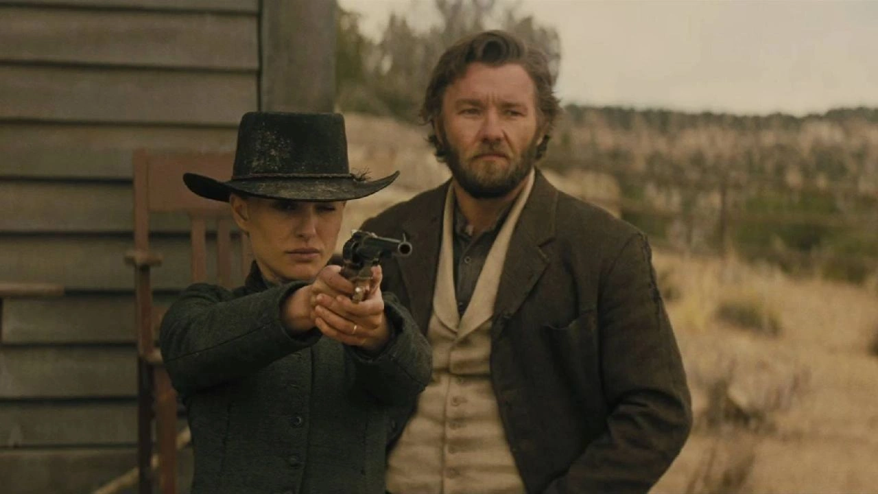 Em Busca da Justiça Natalie Portman em cena de Em Busca da Justiça, faroeste dramático disponível na HBO Max com clima de vingança e tensão no deserto.