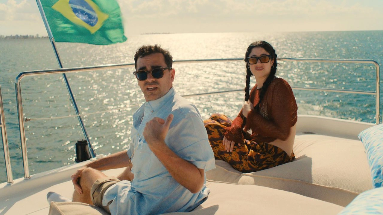 Erros Épicos Dan Levy e Taylor Ortega em cena de Erros Épicos, série da Netflix sobre irmãos atrapalhados envolvidos com o crime organizado.