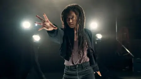 Estrela de Gen V comenta cancelamento e sugere que ainda há muito a dizer Cena da série Gen V, que foi cancelada recentemente