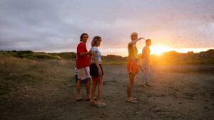 Crítica da 3ª temporada de Mar Branco analisa desfecho mais político e amadurecido da série da Netflix.