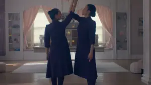 Cena de Os Testamentos: Das Filhas de Gilead