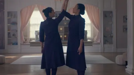 Cena de Os Testamentos: Das Filhas de Gilead