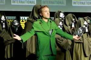 Robert Downey Jr. em sua apresentação como Doutor Destino no novo filme dos Vingadores.
