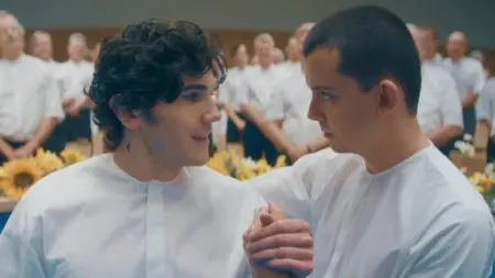 Final explicado de Sem Salvação: Quem assume a seita e o verdadeiro destino de Rosie na Netflix Cena da série Sem Salvação que chegou na Netflix