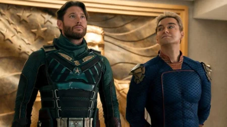 Calendário de episódios da última temporada de The Boys: veja todas as datas até o final Homelander em expressão ameaçadora na estreia da 5ª e última temporada de The Boys no Prime Video.