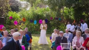 A Noiva do Ano estreia na Netflix misturando rivalidade, casamento, humor e crise emocional em comédia sul-africana.