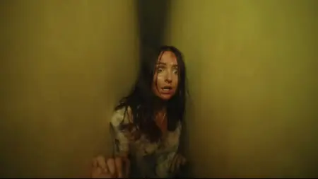 Backrooms: terror mais aguardado do ano chega aos cinemas e transforma lenda da internet em pesadelo claustrofóbico Backrooms: Um Não-Lugar chega aos cinemas transformando a famosa creepypasta da internet em um terror psicológico claustrofóbico.