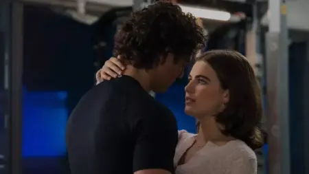 Off Campus estreia no Prime Video com romance universitário, hóquei e aprovação positiva inicial no Rotten Tomatoes