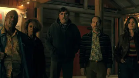 Final explicado de The Boroughs: quem é Mother e o que significa o glitch no espelho Cena de The Boroughs