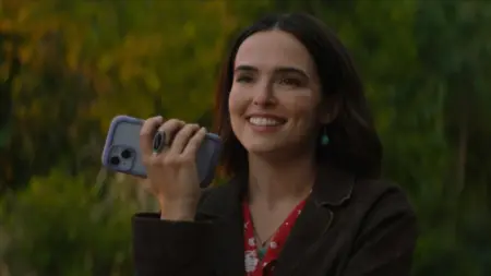 Mensagens para Isabelle: final explicado mostra que o filme nunca foi sobre romance Mensagens para Isabelle chegou à Netflix e mistura romance, humor e luto em uma das comédias românticas mais emocionantes do catálogo.
