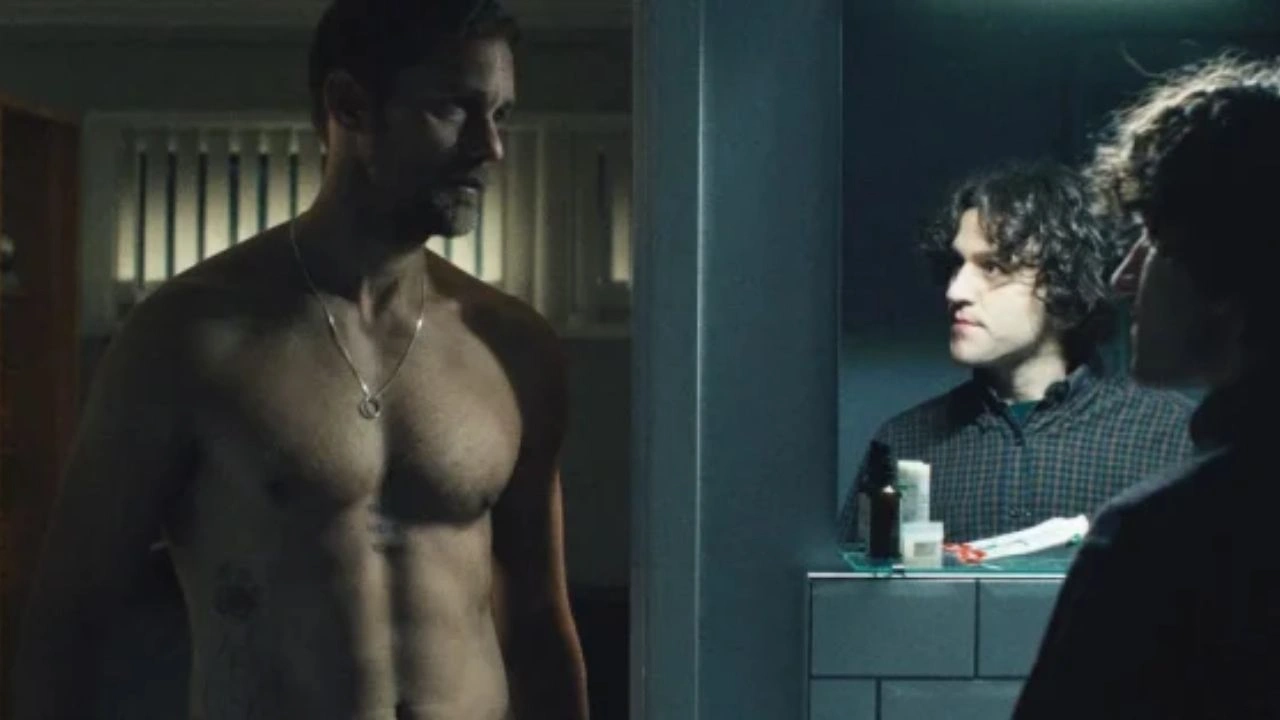 Entenda o final de Pillion e descubra o verdadeiro significado da transformação vivida por Colin ao longo do filme Entenda o final de Pillion e descubra o verdadeiro significado da transformação vivida por Colin ao longo do filme