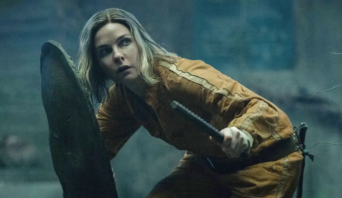 Rebecca Ferguson em cena de Silo, série de ficção científica