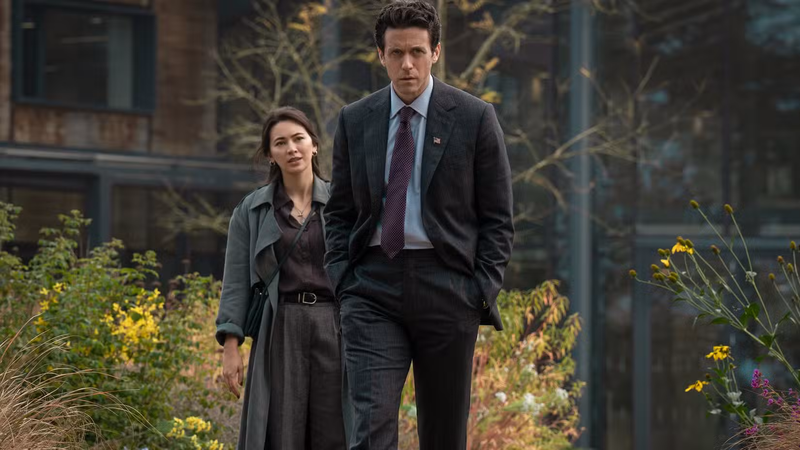 Ashley Zukerman e Jessica Henwick em cena de Silo 3ª temporada Apple TV+ Ashley Zukerman e Jessica Henwick em cena de Silo 3ª temporada Apple TV+