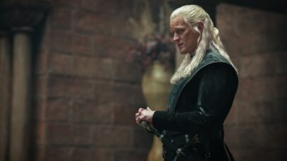 Emma D'Arcy como Rhaenyra Targaryen em cena de conflito A Casa do Dragão
