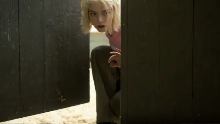Anya Taylor-Joy como Luciana Lucky Armstrong em cena de tensão Lucky série