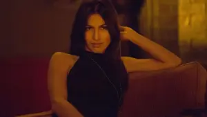 Elektra surge com traje inédito no set de Demolidor: Renascido Élodie Yung como Elektra com Charlie Cox em Demolidor: Renascido