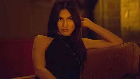 Elektra surge com traje inédito no set de Demolidor: Renascido Élodie Yung como Elektra com Charlie Cox em Demolidor: Renascido