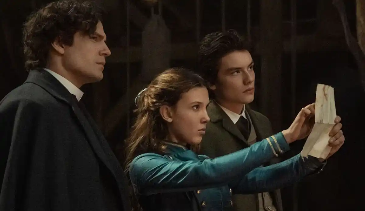 Millie Bobby Brown investiga pistas em quarto de Sherlock Holmes em Enola Holmes 3