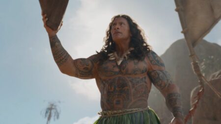 Moana live-action preocupa Disney com pré-vendas fracas e projeções de bilheteria revisadas Dwayne Johnson como Maui em Moana live-action da Disney com visual detalhado
