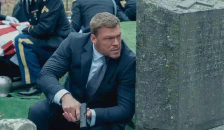 Reacher: novo pôster confirma volta de Alan Ritchson em 12 de agosto Alan Ritchson como Jack Reacher no pôster da 4ª temporada com luzes vermelha e azul