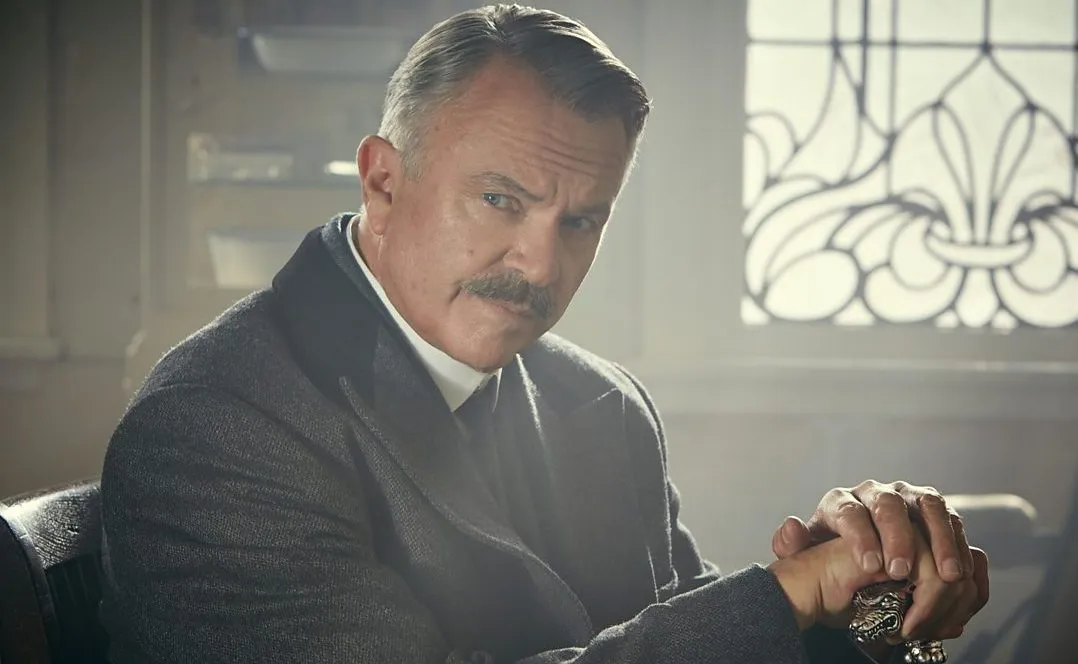 Sam Neill como Chester Campbell em cena de Peaky Blinders Sam Neill como Chester Campbell em cena de Peaky Blinders