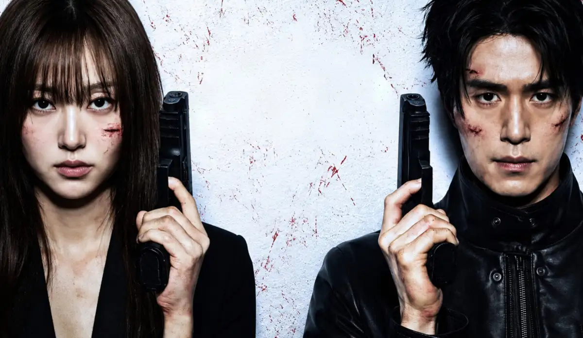 Lee Dong-wook e Kim Hye-jun em cena de ação da 2ª temporada de Uma Loja Para Assassinos Lee Dong-wook e Kim Hye-jun em cena de ação da 2ª temporada de Uma Loja Para Assassinos