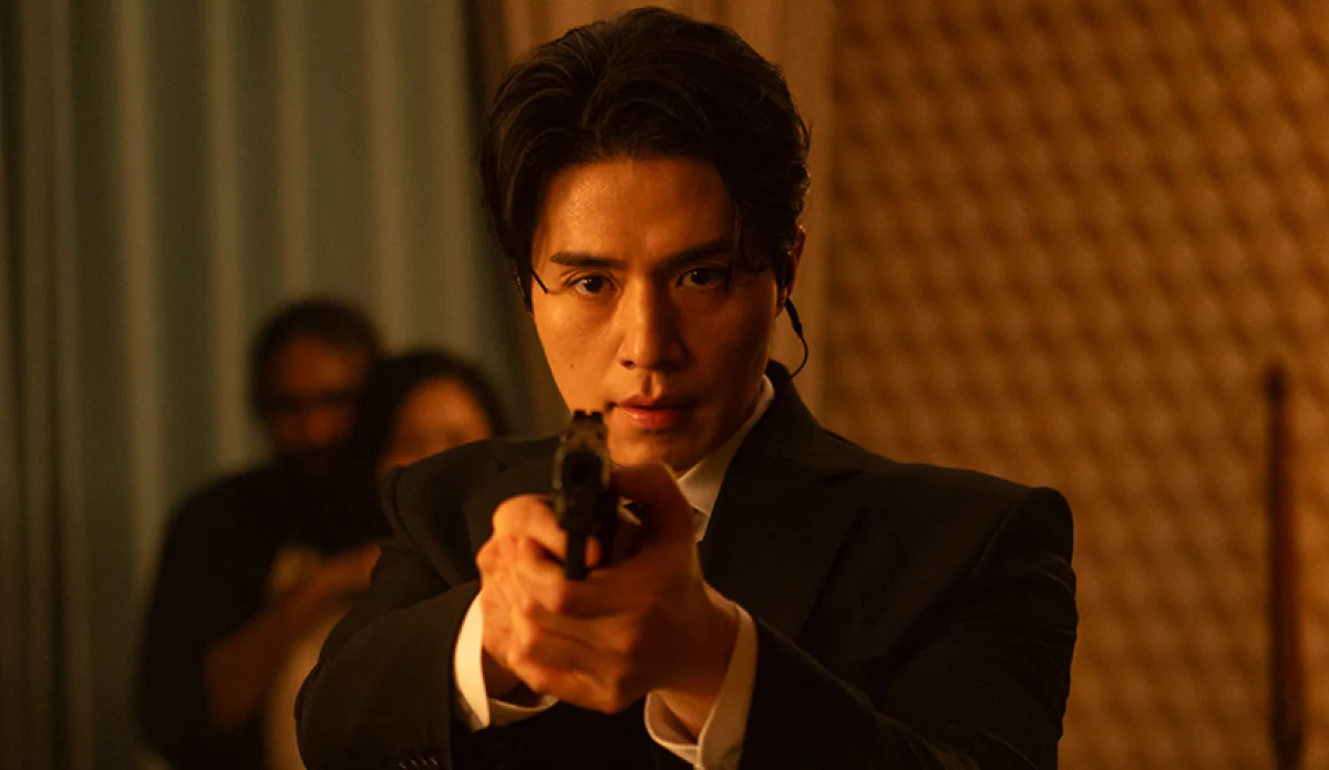 Kim Hye-jun como Ji-an em cena de liderança dentro da Murthehelp na 2ª temporada Kim Hye-jun como Ji-an em cena de liderança dentro da Murthehelp na 2ª temporada