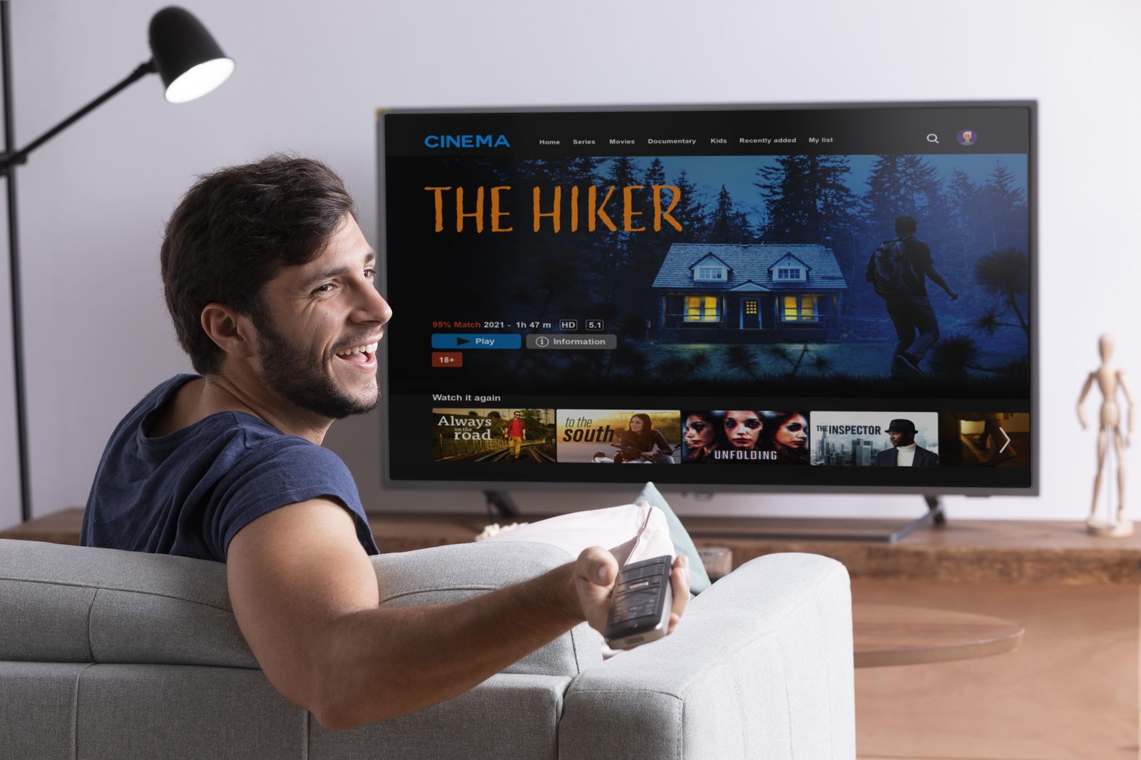Homem escolhendo o que assistir na Smart TV com o controle remoto