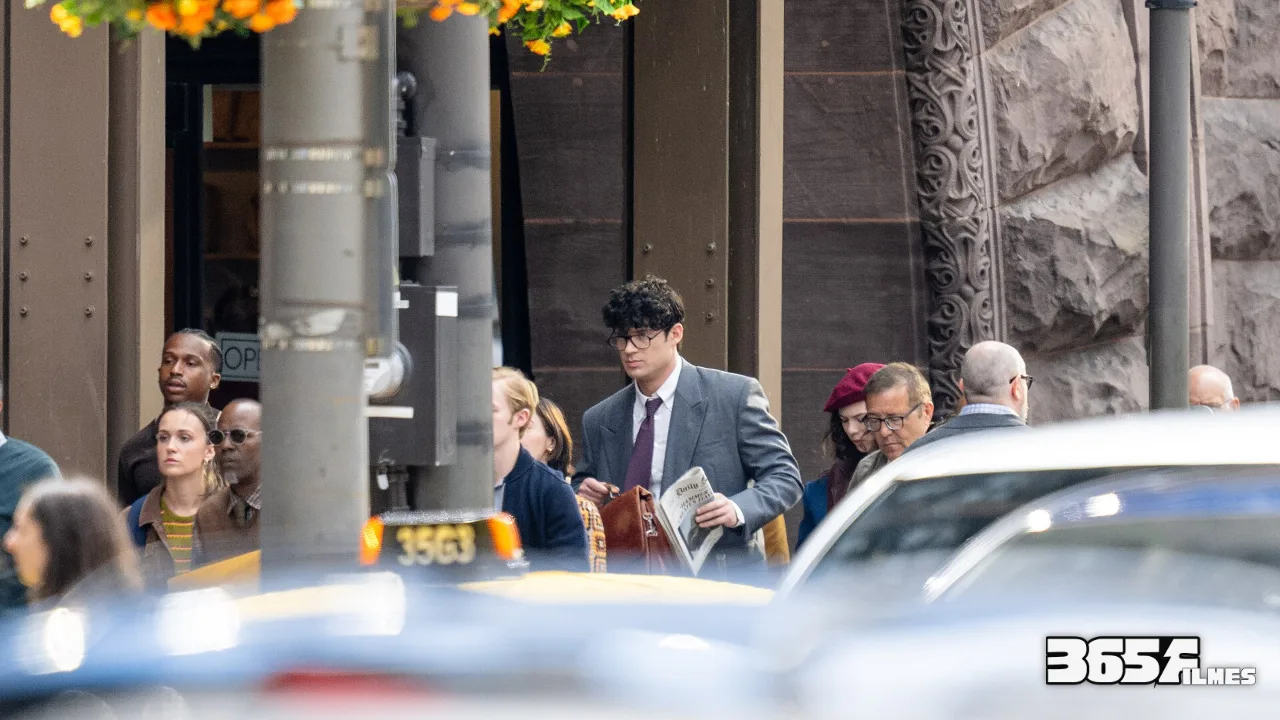 David Corenswet caracterizado como Clark Kent durante as filmagens de Superman, em 2024