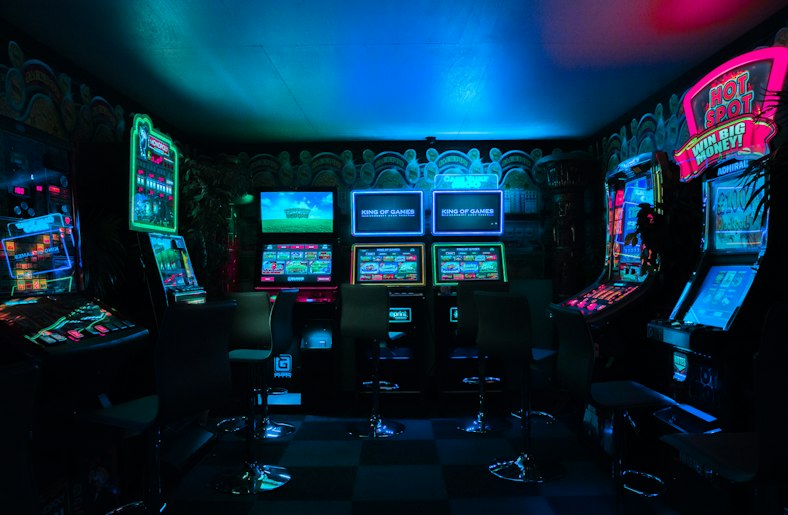 Sala de jogos com máquinas de fliperama retrô