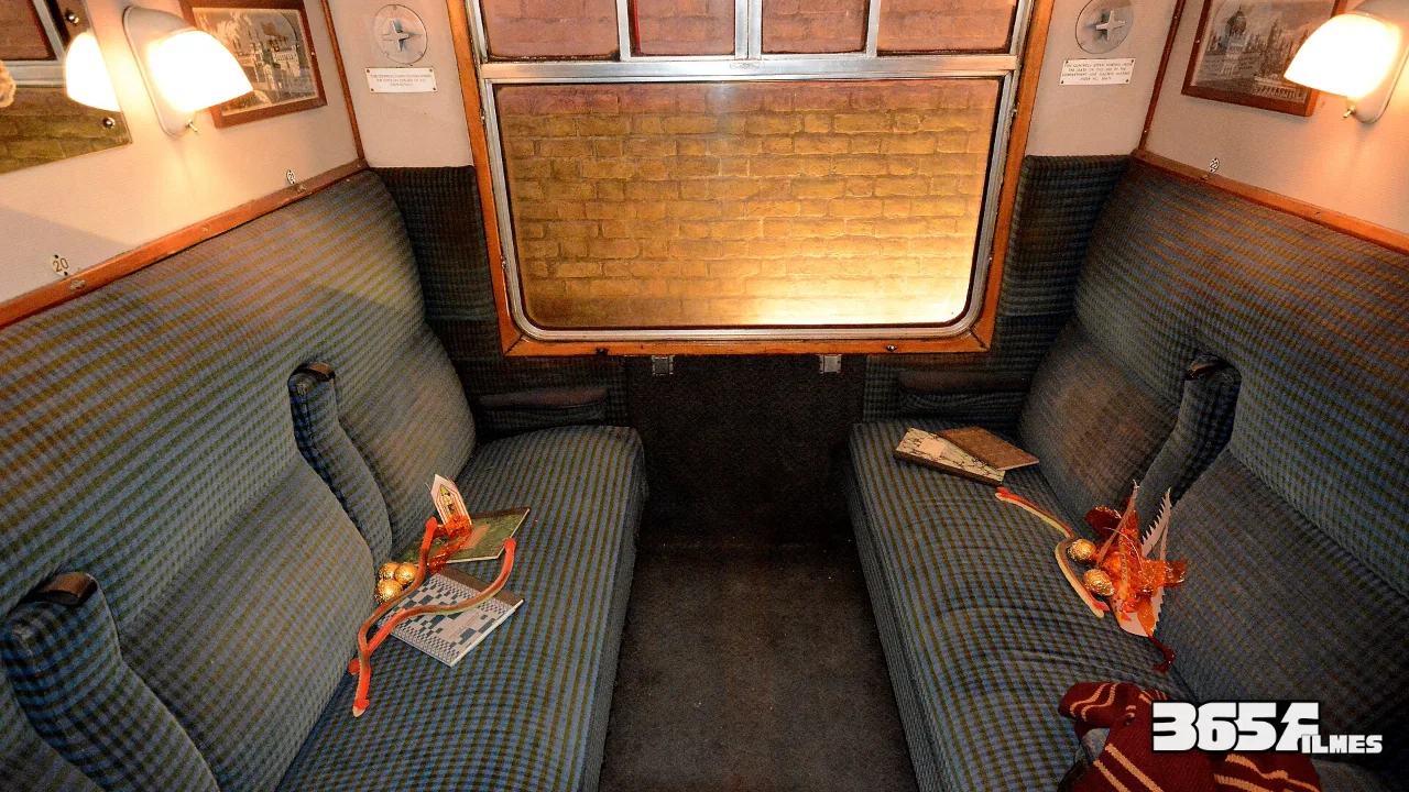Interior do vagão do Expresso de Hogwarts no Warner Bros. Studio Tour