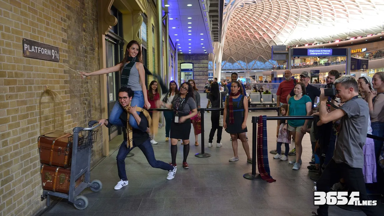 Turistas na Plataforma 9¾ da estação King's Cross, em Londres