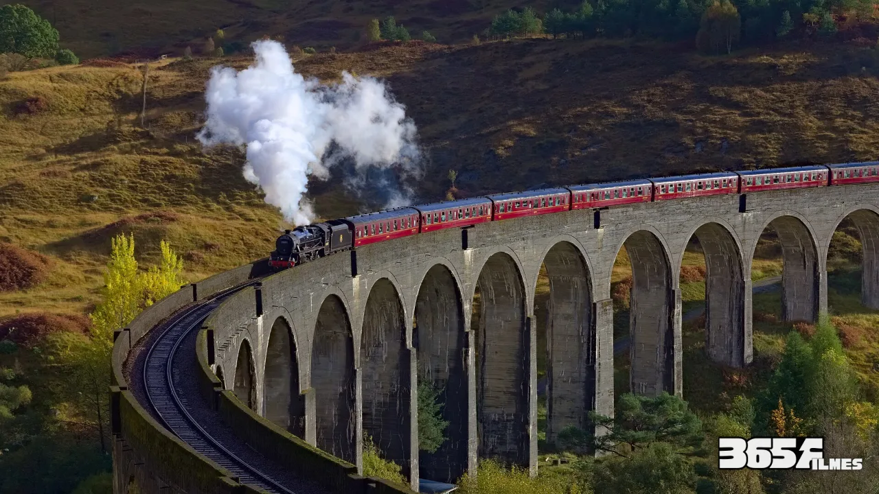 Trem a vapor Jacobite atravessando o Viaduto de Glenfinnan, na Escócia, locação do Expresso de Hogwarts