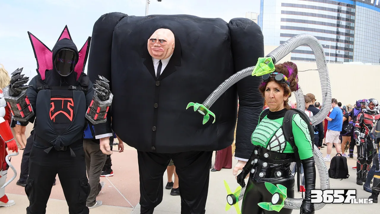 Cosplayers de personagens do Aranhaverso na San Diego Comic-Con de 2023