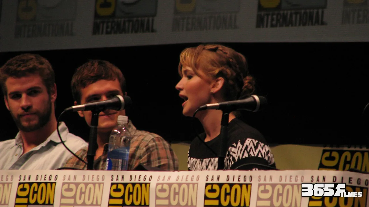 Liam Hemsworth, Josh Hutcherson e Jennifer Lawrence no painel de Jogos Vorazes: Em Chamas na Comic-Con