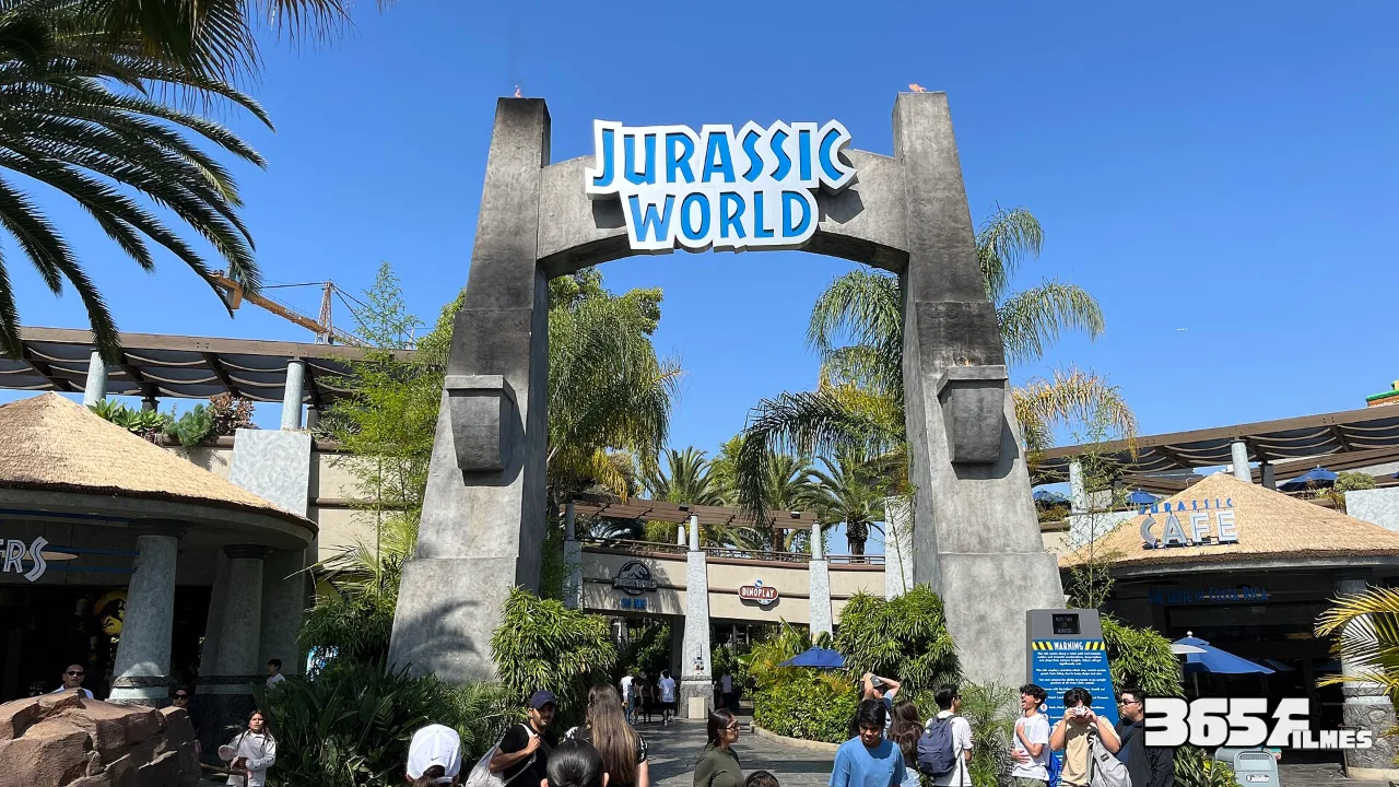 Portal de Jurassic World no parque da Universal Studios Hollywood