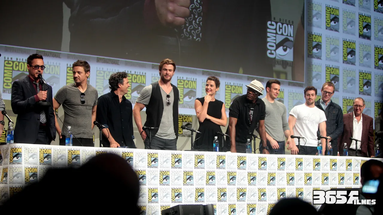 Ordem cronológica da Marvel: como assistir a todos os filmes do MCU (guia 2026) Robert Downey Jr., Chris Hemsworth, Chris Evans e elenco de Vingadores: Era de Ultron na Comic-Con de 2014