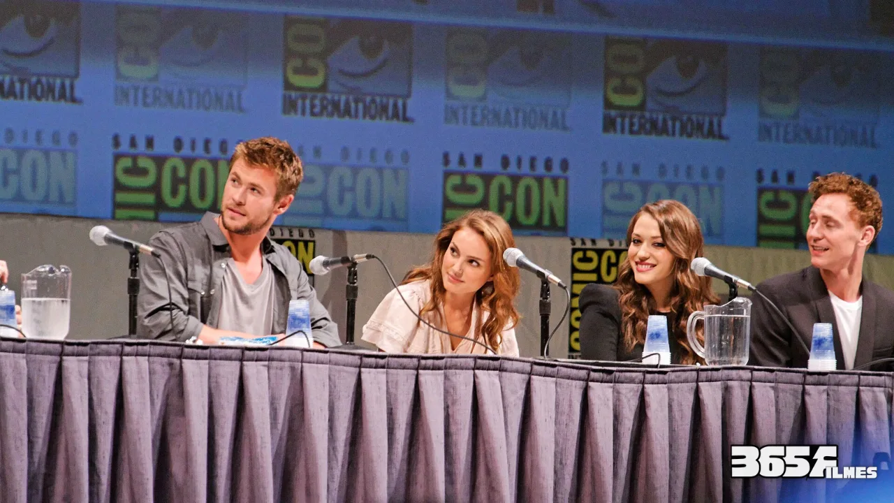 Chris Hemsworth, Natalie Portman, Kat Dennings e Tom Hiddleston no painel de Thor na Comic-Con de 2010