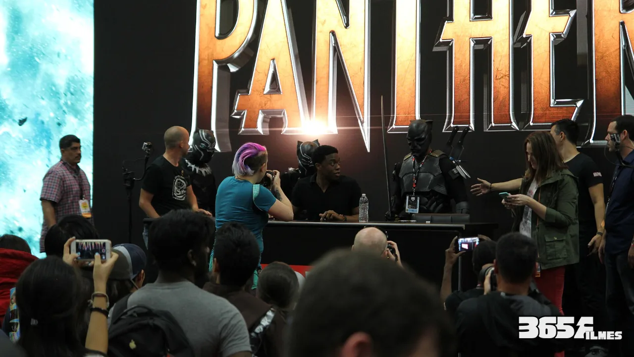 Sessão de autógrafos de Chadwick Boseman para Pantera Negra na Comic-Con de 2016