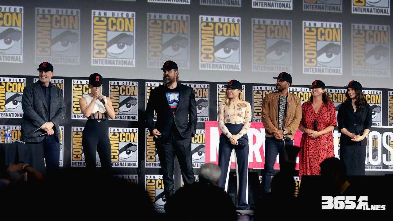 Kevin Feige, Scarlett Johansson, David Harbour, Florence Pugh e elenco de Viúva Negra na Comic-Con de 2019