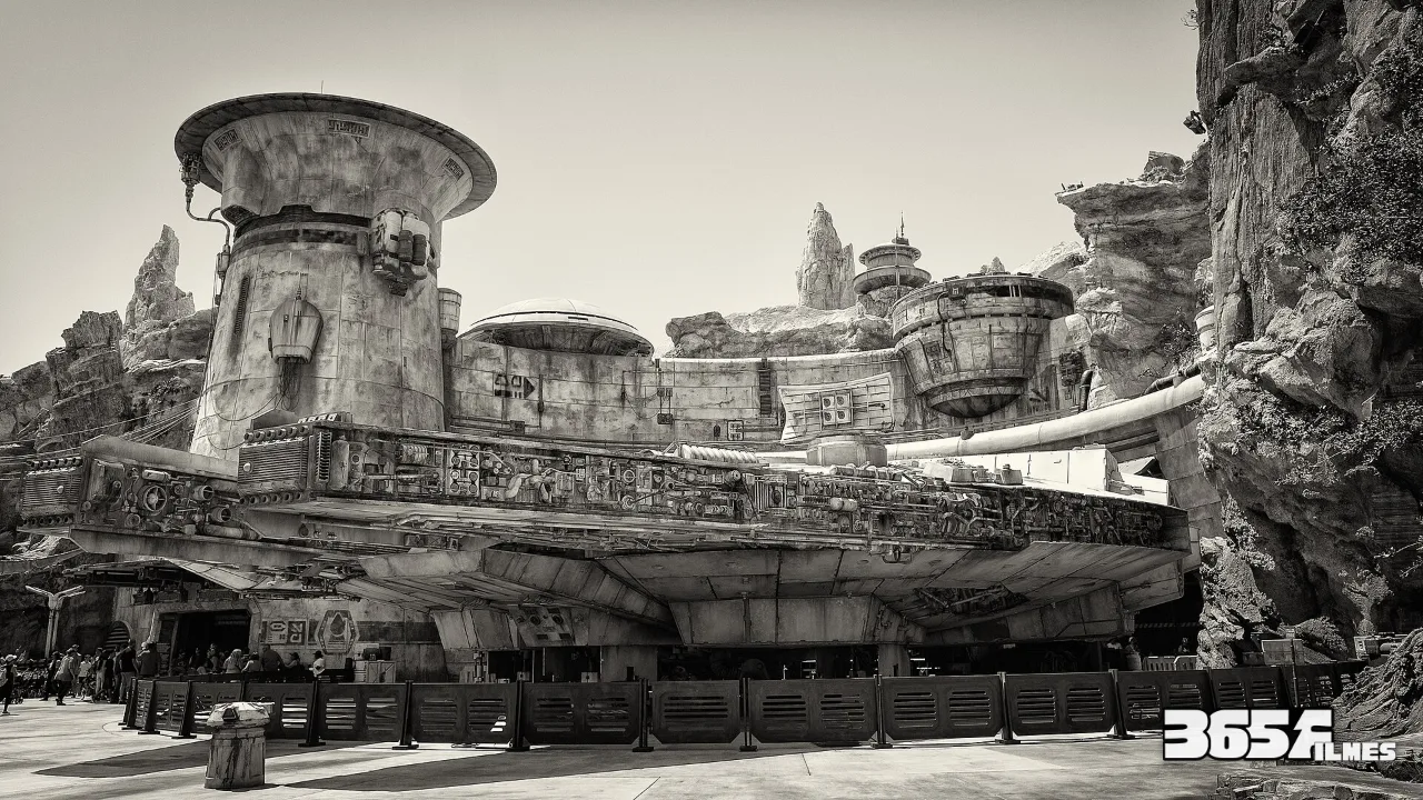 Réplica da Millennium Falcon na área Star Wars: Galaxy's Edge, na Disneylândia