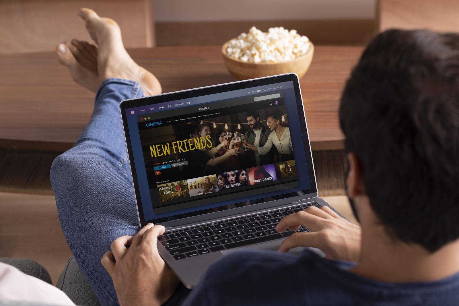 Assistindo filmes e séries por streaming no notebook, modelo OTT semelhante ao IPTV